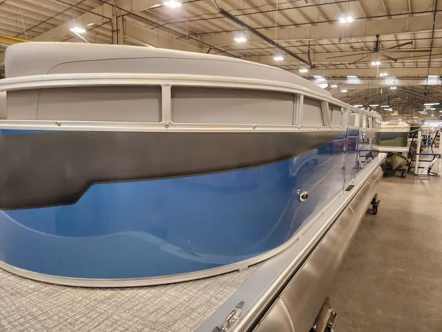 Slide: The Image of Avalon 2385 25 Venture 85 QL 2026 - 2