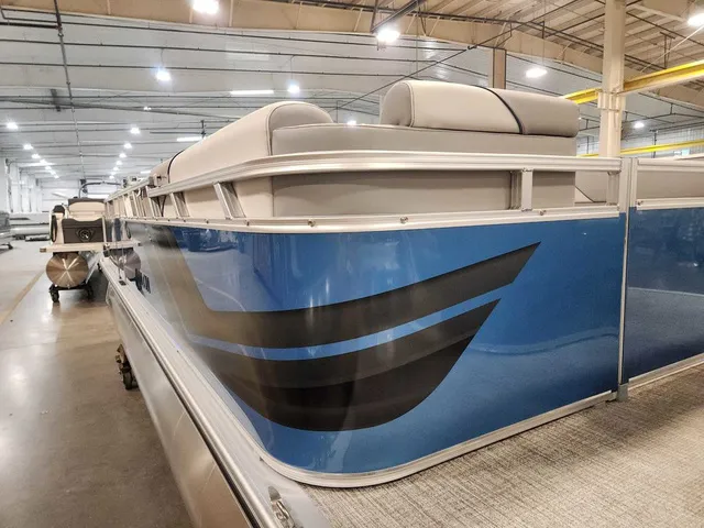 Slide: The Image of Avalon 2385 25 Venture 85 QL 2026 - 4