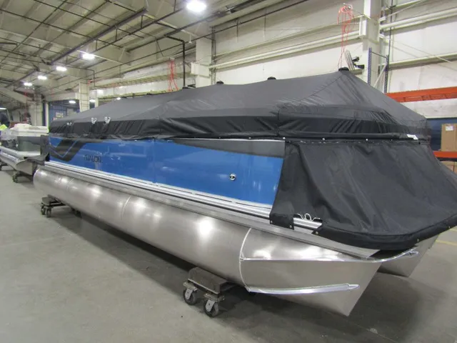 Slide: The Image of Avalon 2385 25 Venture 85 QL 2026 - 5