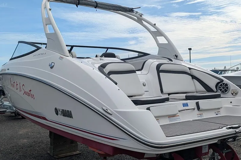 Slide: The Image of Yamaha 242 Limited S 2019 - 3