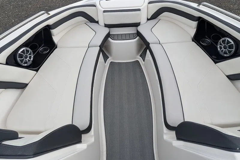 Slide: The Image of Yamaha 242 Limited S 2019 - 18