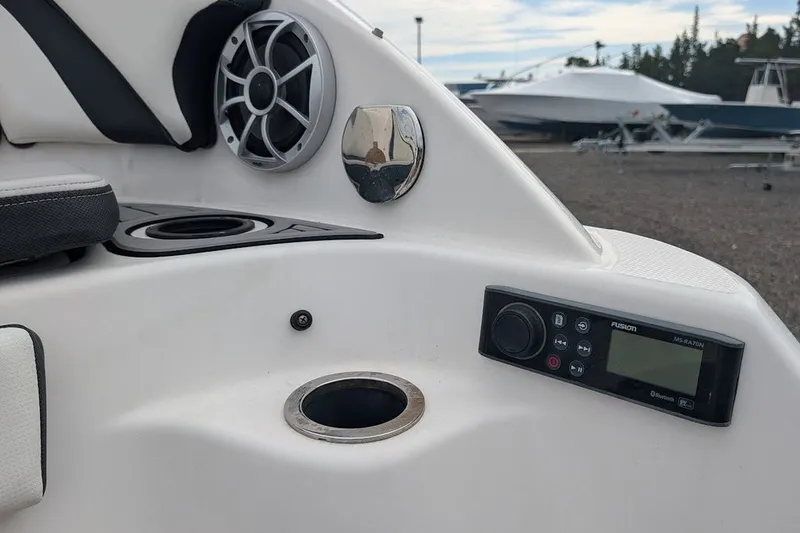 Slide: The Image of Yamaha 242 Limited S 2019 - 6
