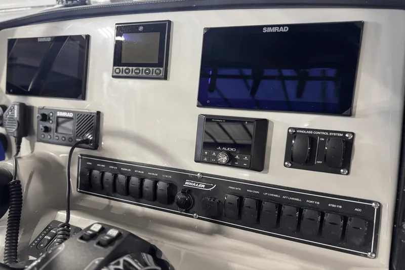 Slide: The Image of Boston Whaler 230 Outrage 2025 - 9