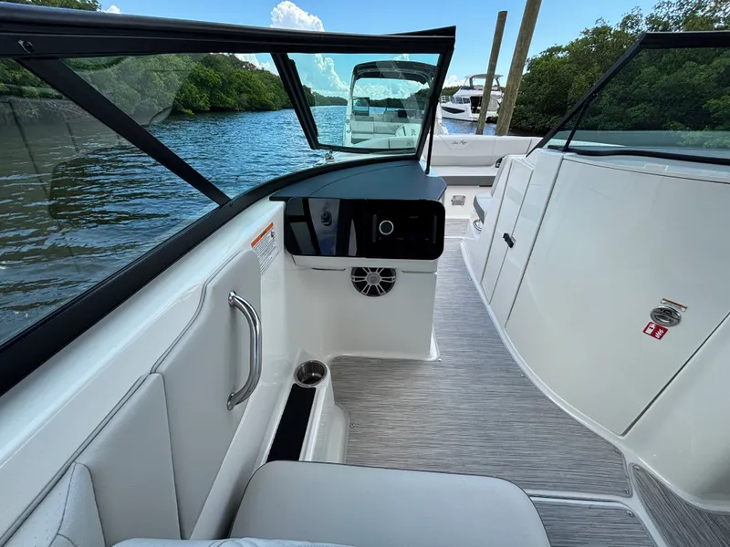 Slide: The Image of Sea Ray SDX 270 Outboard 2025 - 16