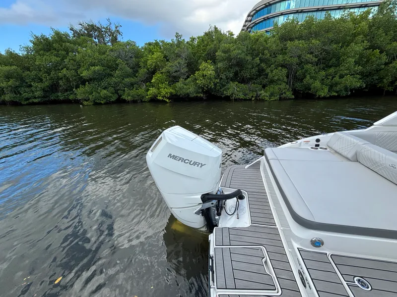 Slide: The Image of Sea Ray SDX 270 Outboard 2025 - 7