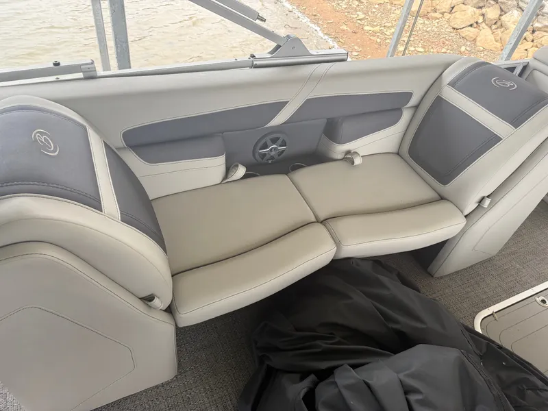 Slide: The Image of Barletta Cabrio 24 Cast n Cruise 2025 - 19