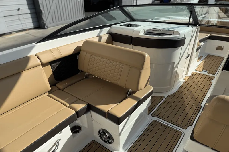 Slide: The Image of Sea Ray 270 SDX-OB 2023 - 32