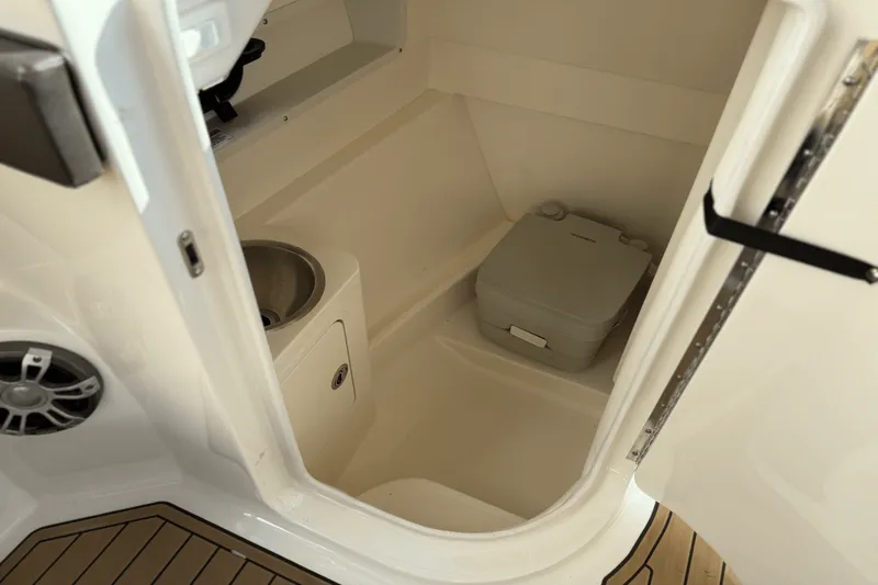 Slide: The Image of Sea Ray 270 SDX-OB 2023 - 38