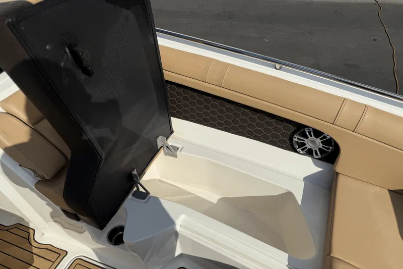 Slide: The Image of Sea Ray 270 SDX-OB 2023 - 49