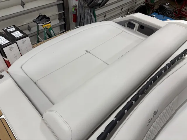 Slide: The Image of Sea Ray 310 SLX 2025 - 7