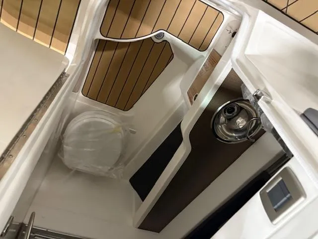 Slide: The Image of Sea Ray 310 SLX 2025 - 4