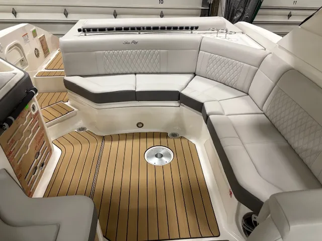 Slide: The Image of Sea Ray 310 SLX 2025 - 5