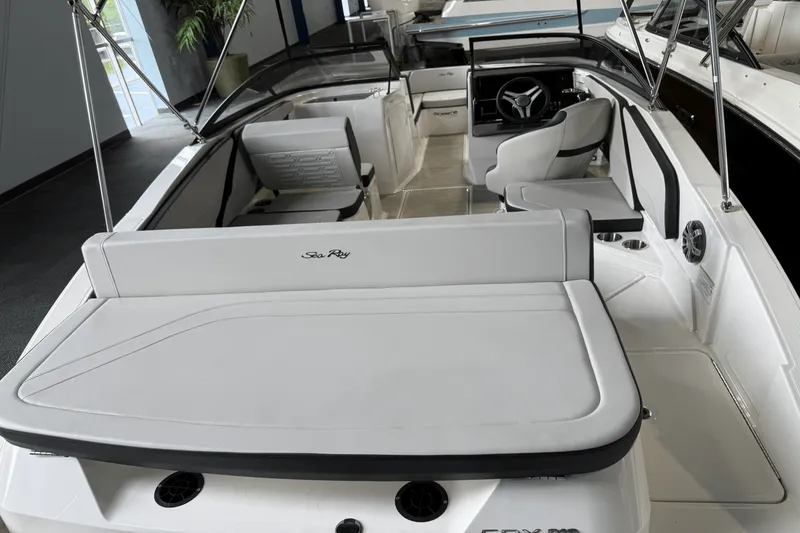 Slide: The Image of Sea Ray SPX 210 Outboard 2025 - 10