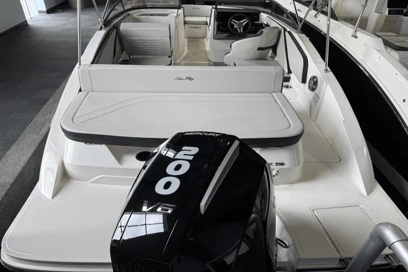 Slide: The Image of Sea Ray SPX 210 Outboard 2025 - 11