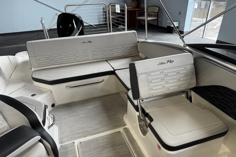 Slide: The Image of Sea Ray SPX 210 Outboard 2025 - 8