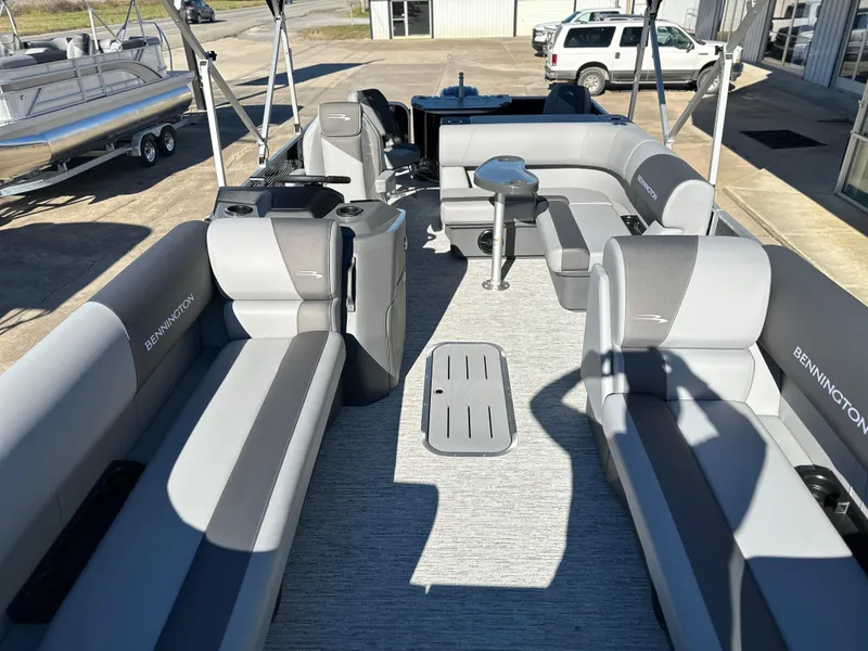 Slide: The Image of Bennington 23 SS 2025 - 6