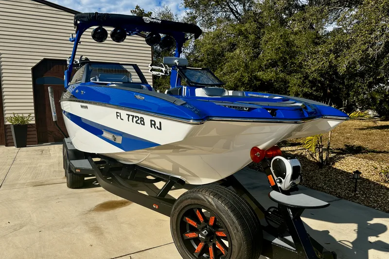 Slide: The Image of Malibu M235 2017 - 1