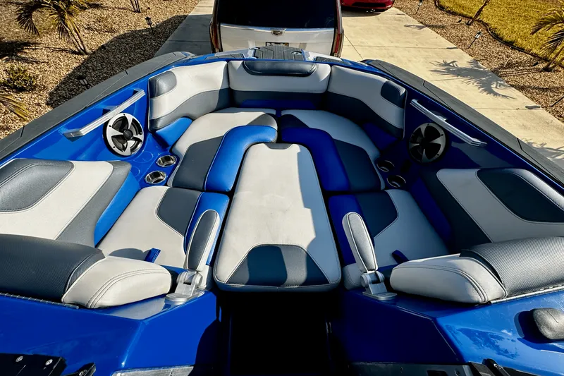 Slide: The Image of Malibu M235 2017 - 18