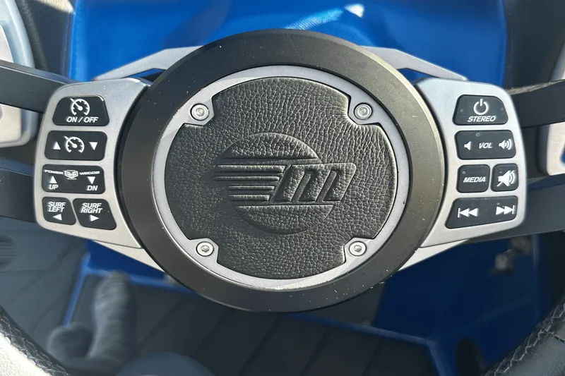 Slide: The Image of Malibu M235 2017 - 25