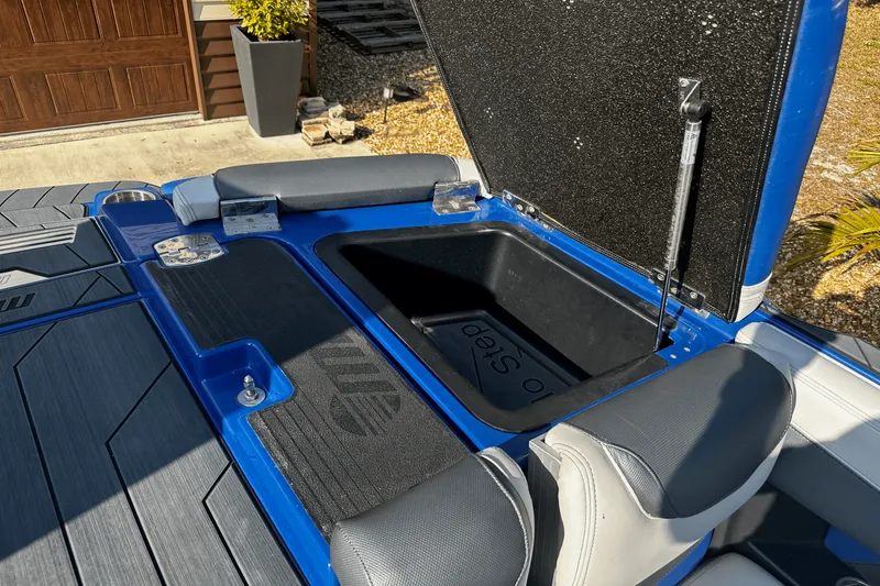 Slide: The Image of Malibu M235 2017 - 27