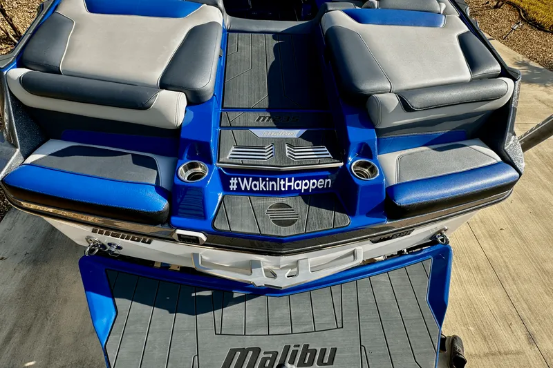 Slide: The Image of Malibu M235 2017 - 6