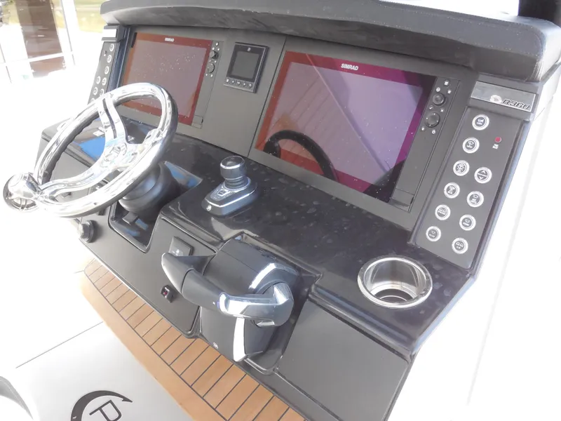 Slide: The Image of Robalo R360 Center Console 2023 - 8
