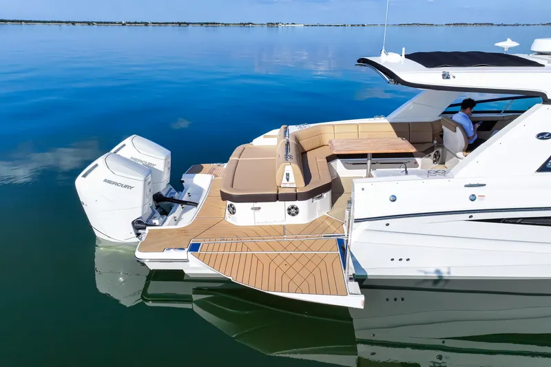 Slide: The Image of Sea Ray SLX 400 Outboard 2025 - 13