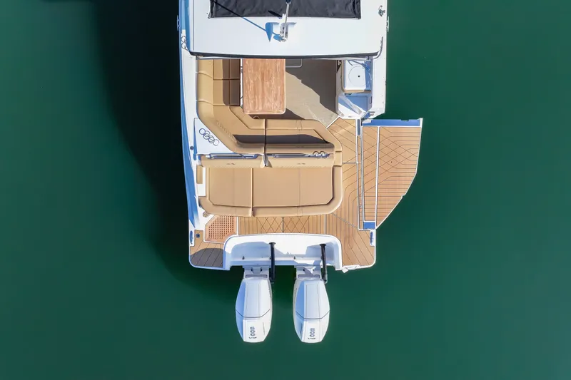 Slide: The Image of Sea Ray SLX 400 Outboard 2025 - 16
