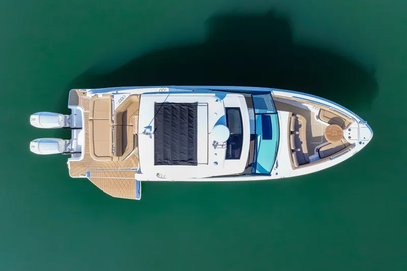 Slide: The Image of Sea Ray SLX 400 Outboard 2025 - 17