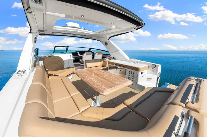 Slide: The Image of Sea Ray SLX 400 Outboard 2025 - 32