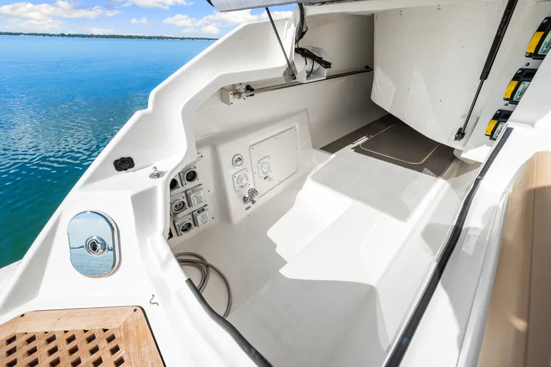 Slide: The Image of Sea Ray SLX 400 Outboard 2025 - 33