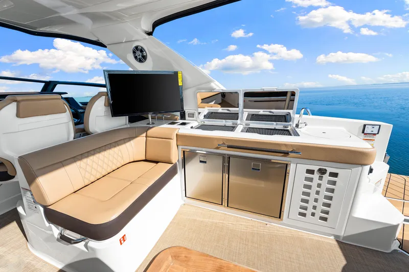 Slide: The Image of Sea Ray SLX 400 Outboard 2025 - 37