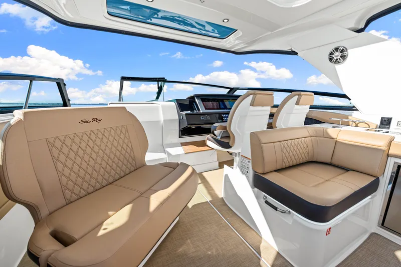 Slide: The Image of Sea Ray SLX 400 Outboard 2025 - 38