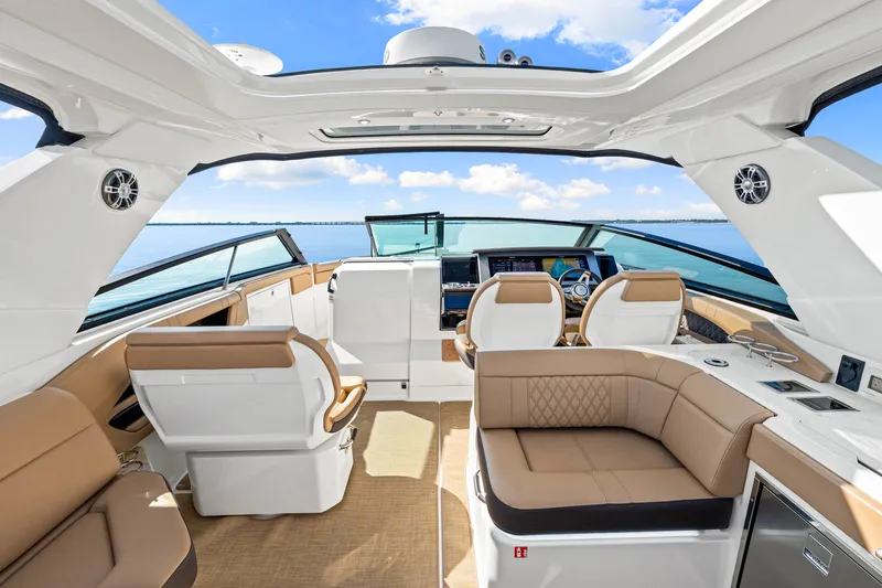 Slide: The Image of Sea Ray SLX 400 Outboard 2025 - 39