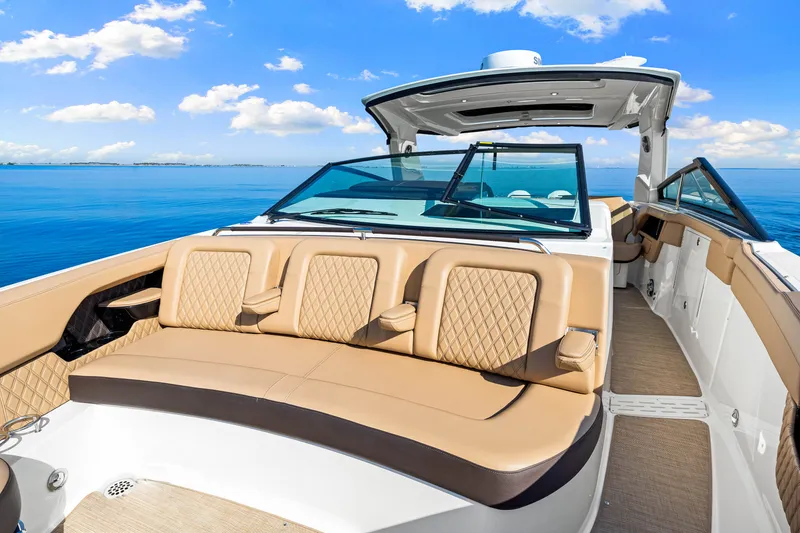 Slide: The Image of Sea Ray SLX 400 Outboard 2025 - 49