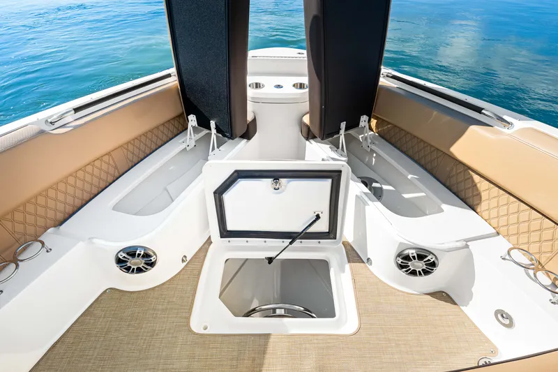 Slide: The Image of Sea Ray SLX 400 Outboard 2025 - 51