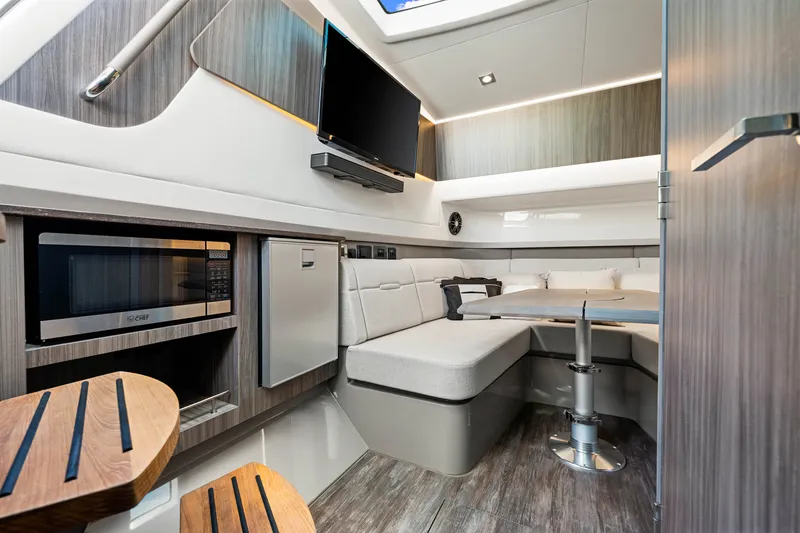 Slide: The Image of Sea Ray SLX 400 Outboard 2025 - 53