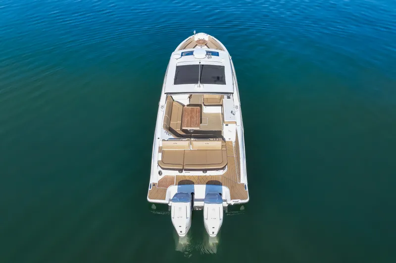 Slide: The Image of Sea Ray SLX 400 Outboard 2025 - 9