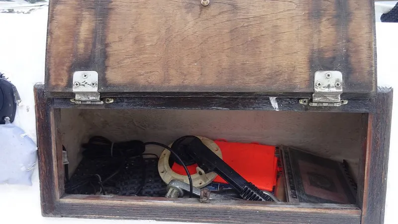 Slide: The Image of Cockpit Stowage Stb - 8400507