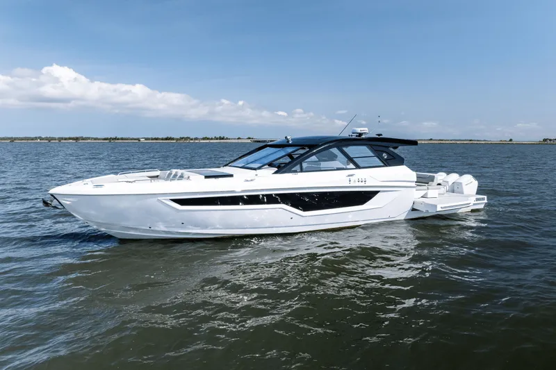 Slide: The Image of Cruisers 50 GLS Outboard 2025 - 10