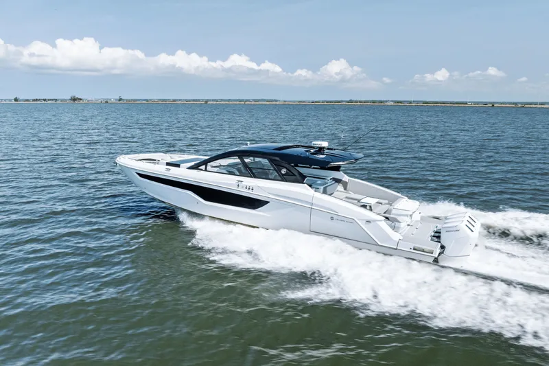 Slide: The Image of Cruisers 50 GLS Outboard 2025 - 22