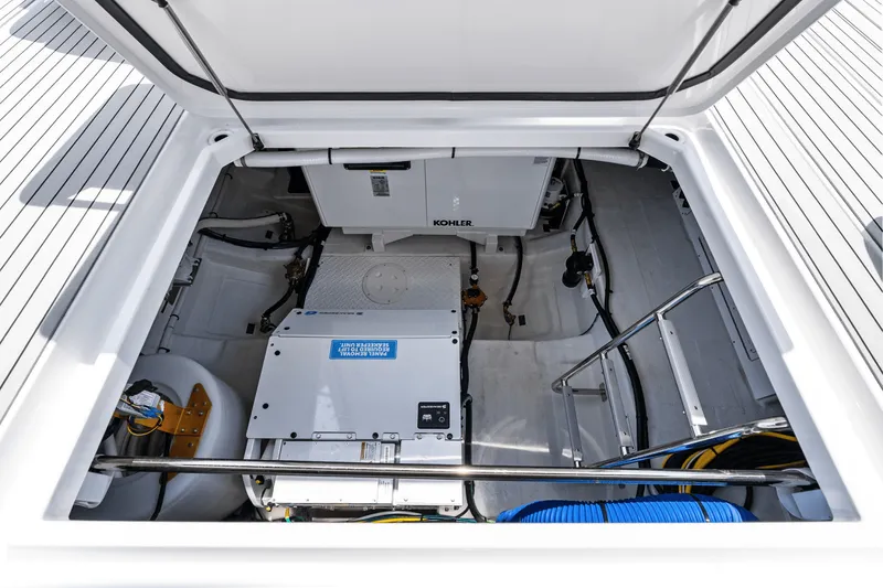 Slide: The Image of Cruisers 50 GLS Outboard 2025 - 30