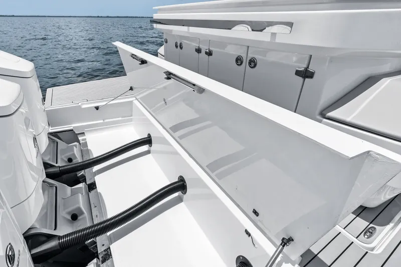 Slide: The Image of Cruisers 50 GLS Outboard 2025 - 33