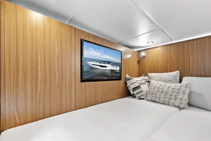 Slide: The Image of Cruisers 50 GLS Outboard 2025 - 41