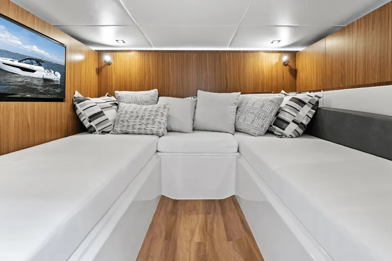 Slide: The Image of Cruisers 50 GLS Outboard 2025 - 43