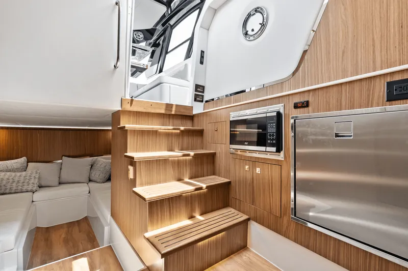 Slide: The Image of Cruisers 50 GLS Outboard 2025 - 44