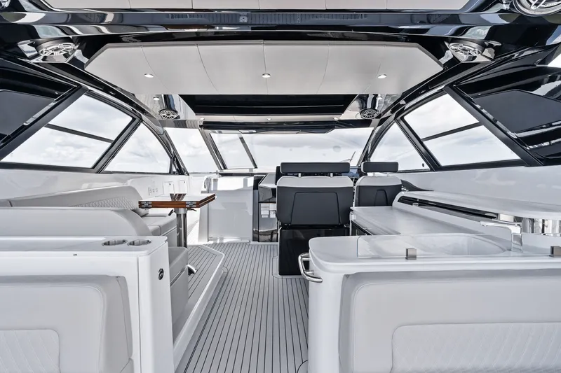 Slide: The Image of Cruisers 50 GLS Outboard 2025 - 47