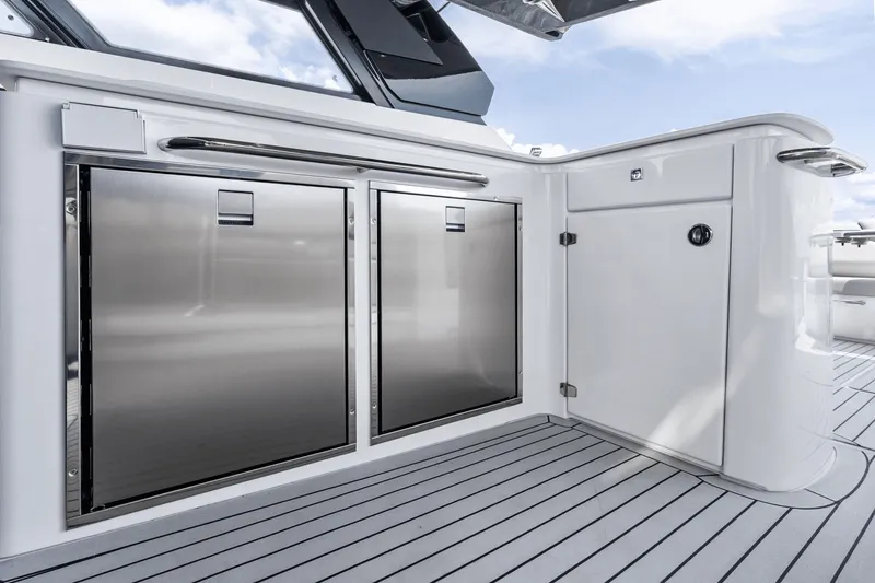 Slide: The Image of Cruisers 50 GLS Outboard 2025 - 49