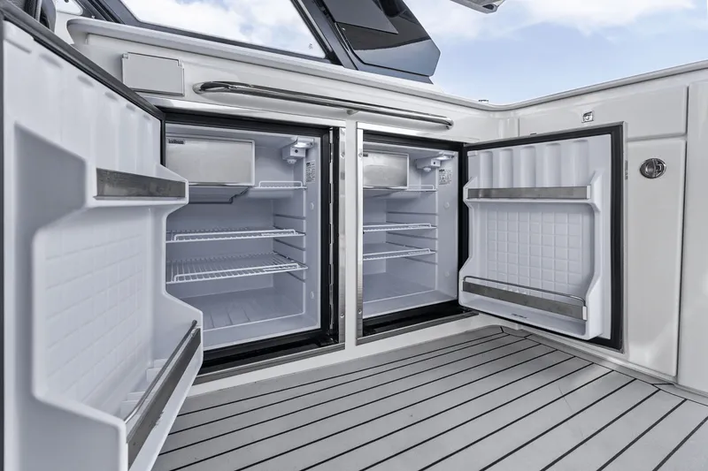 Slide: The Image of Cruisers 50 GLS Outboard 2025 - 50