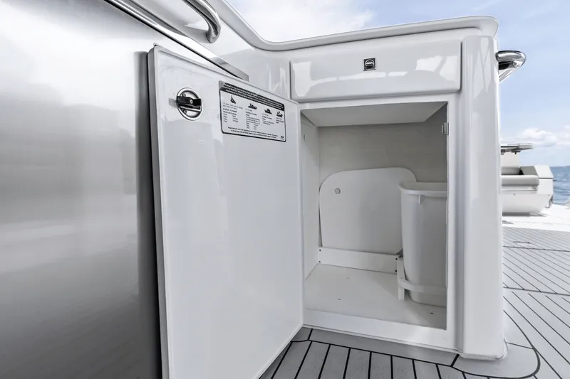 Slide: The Image of Cruisers 50 GLS Outboard 2025 - 51